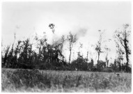 De la fumée s'élève des tirs des blindés (photos 105 et 106)