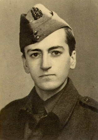 Portrait de face en tenue militaire avec un béret