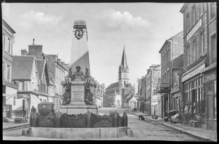 Livarot : vues, centre ville, monument aux morts, église, château de Neuville, maison de G. Bisson, ferme d'Ouilly, gare, manoir de la Pipardière (photos n°114 à 130)