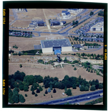 Sur cette photographie aérienne, on voit que le quartier du Mémorial de Caen est aux prémices de son développement.