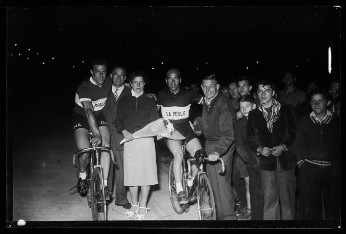 Course cycliste nocturne au vélodrome de Lisieux (photos n°8463 à 8466)