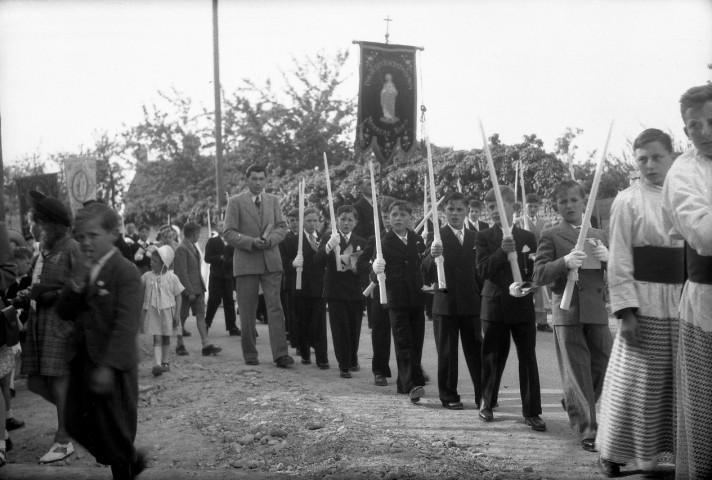 Communiants sortant de l'église Notre-Dame de Guibray et défilant dans la ville (photos n°259 à 275)