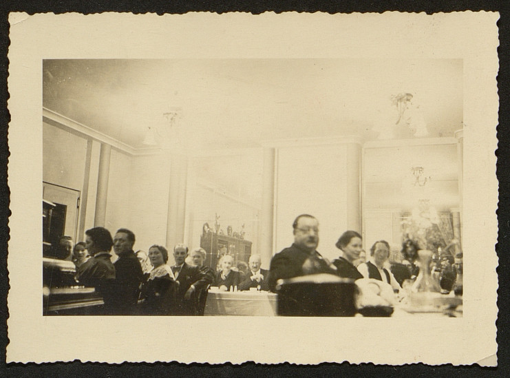 Photographie du diner, figurant des gens attablés.