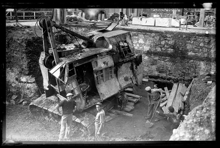 Engin de terrassement et ouvriers sur un chantier (photos n°1133 à 1134)