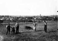 Paysans dans un champ avec vue panoramique de Caen prise du nord de la ville (site de la future université) (photo n°34)