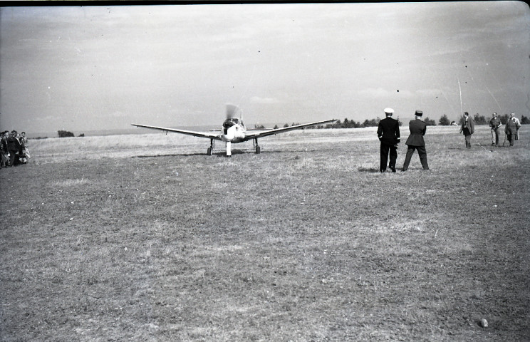Avion à l'aérodrome de Falaise lors du meeting aérien "24h de Falaise" (photo n°29)