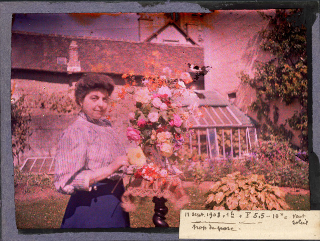 Autochromes : expérimentations photographiques, Théodore Levaltier et sa femme (?), bouquets de fleurs, jardin botanique de Bayeux