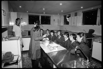 Des élèves assistent à un cours de cuisine.