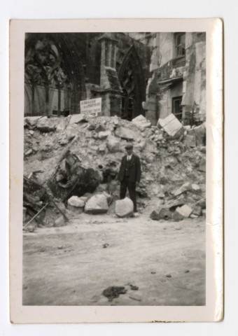 Photos de Marcel Marel, commerçant de la brûlerie de la Tour Penchée à Caen, détruite pendant les bombardements de 1944