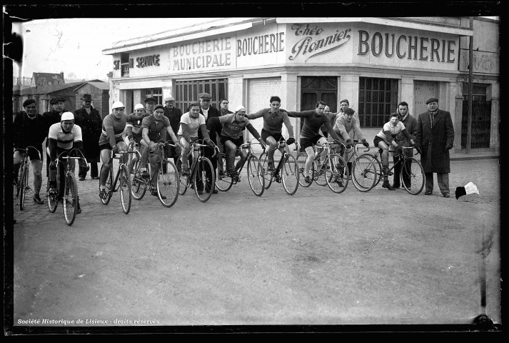 Course organisée par le Vélo-Club Lexovien (photos n°932, 939 à 941, 944 à 945)