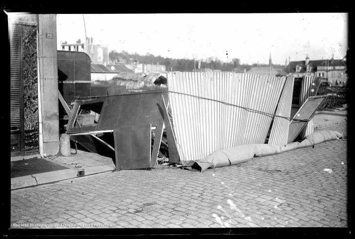 Effondrement du baraquement d'un confiseur forain, rue Pont-Mortain (photos n°837 et 854)