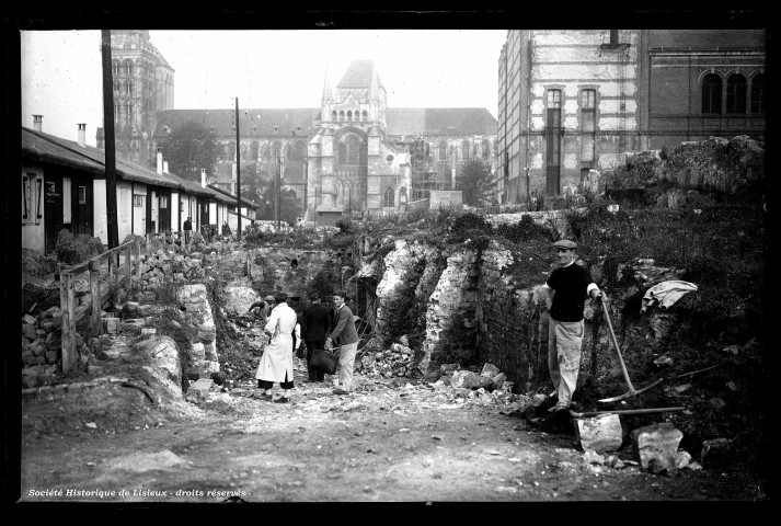 Travaux de terrassement entre la rue au Char, la rue Henry-Chéron et la place Victor-Hugo (photos n°1282; 384; 1281)