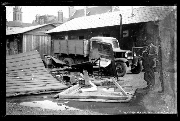 Effondrement d'un baraquement sur la place Le Hennuyer (photos 980 et 983)