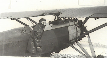 Emmanuel Robineau à proximité d'un avion.