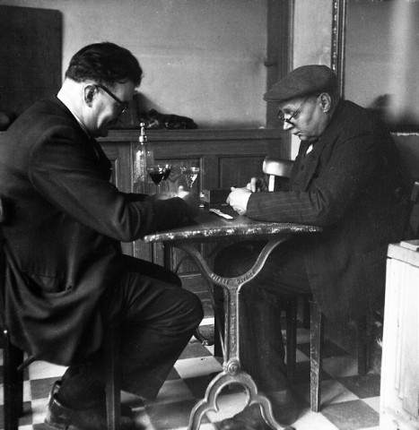 Partie de jeu de dominos entre messieurs Hazet et Drude dans un bar (photos n°411 à 417)