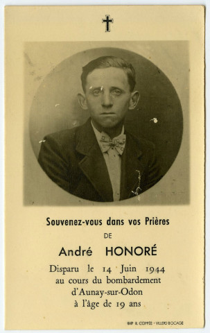 Souvenez-vous dans vos prières de André Honoré. Disparu le 14 Juin 1944 au cours du bombardement d'Aunay-sur-Odon à l'âge de 19 ans. (En médaillon, portrait du disparu.)