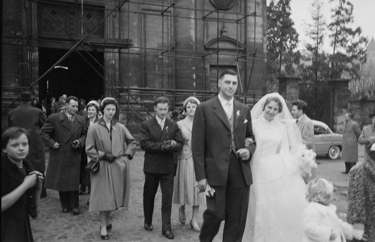 Sortie de mariage à l'église Notre-Dame-de-la-Gloriette à Caen (photos 29 à 32).