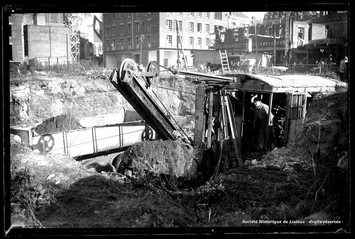 Benne-pelleteuse en fonctionnement sur l'îlot 8 (photos n°1241 à 1242, 1244 et 1240)