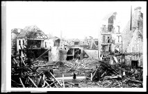 3 - La rue du Général Decaen et la rue d'Auge avec bâtiments en ruines.