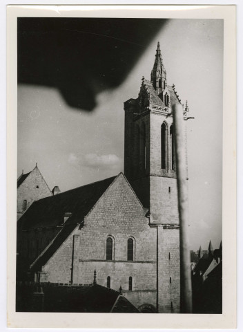 "Caen qui fout le camp" : photographies de quartiers de Caen et d'immeubles en cours de démolition (1937-1939) pour la plupart signées du photographe caennais Victor Benaïm.