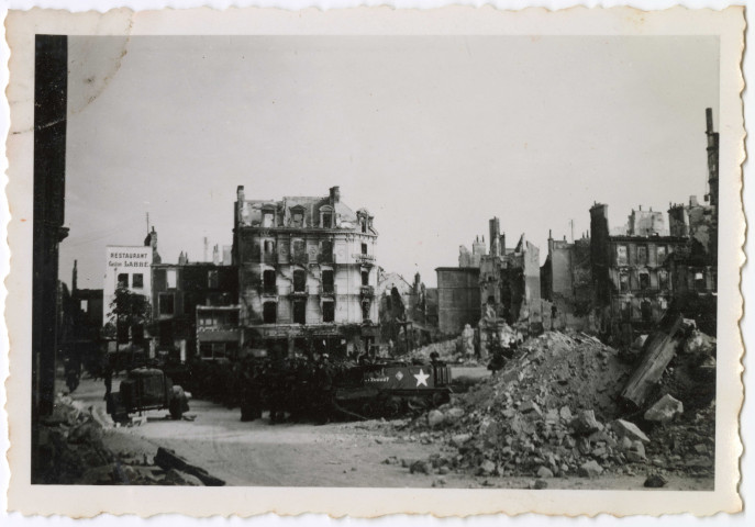 Ruines à Caen après les bombardements de 1944: église Saint-Gilles ; église Saint-Julien ; grenier à sel ; rue de Geôle ; rue Saint-Pierre ; hôtel d'Escoville ; quartier Saint-Sauveur, etc