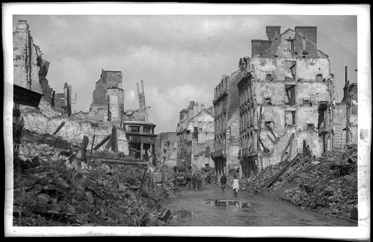 10 - Rue Saint-Jean en ruines. Vue de l'emplacement du magasins des Nouvelles Galeries