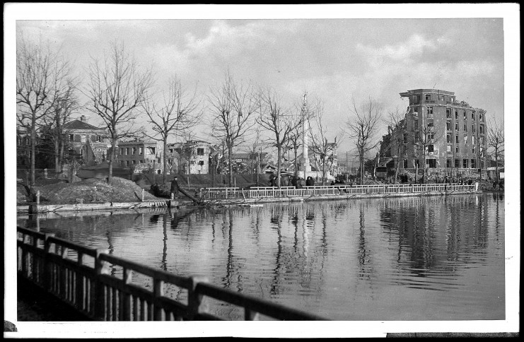 Prairie inondée devant le cours Sadi Carnot à Caen, 1944-1945, photographie de Robert Delassalle, AD14, 92Fi/3