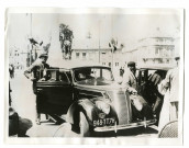 Caen, place Foch : F.D. Roosevelt junior montant dans sa voiture devant l'hôtel Malherbe
