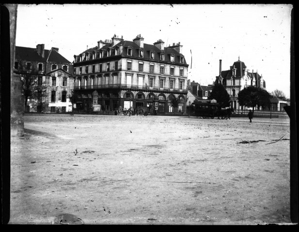 Place Alexandre III et sortie de la rue Saint-Jean