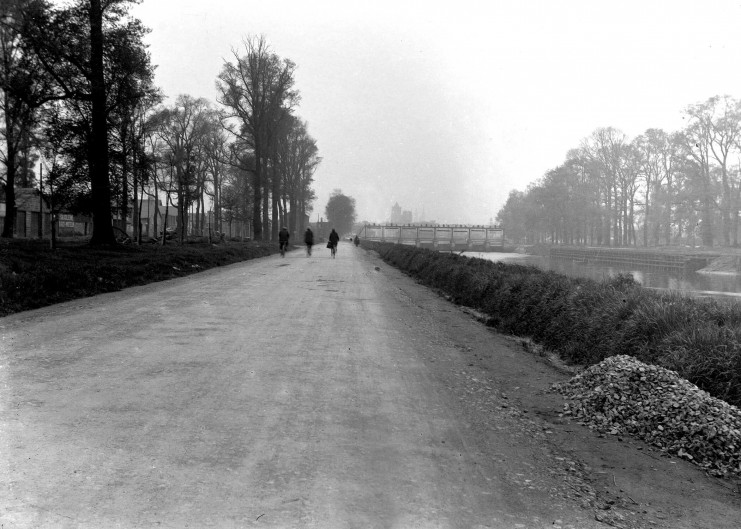 Caen, chemin de halage le long de l'Orne avec vue sur la barrage, vers 1910-1920, AD14, 112Fi/7