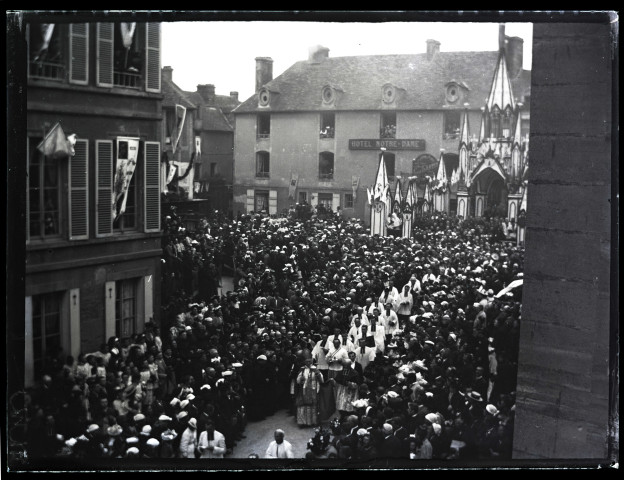 Fêtes et processions religieuses à Douvres-la-Délivrande (couronnement de la Vierge, évêque, couronnement [Sainte Famille], pèlerinage) (n°185 à 210)