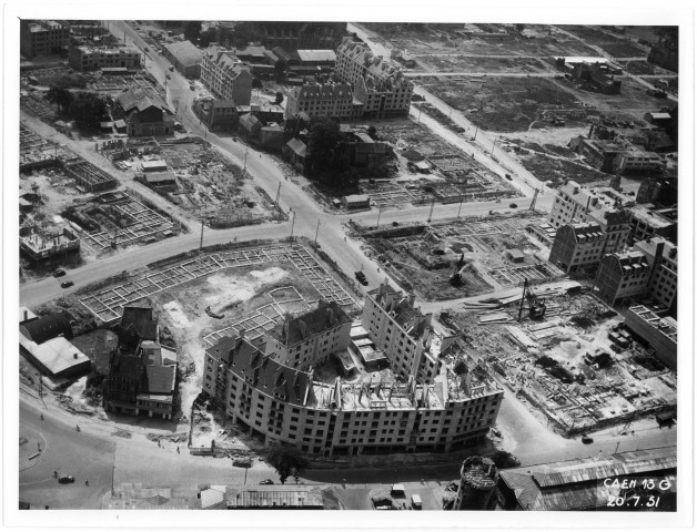 Vues aériennes de la construction de nouveaux logements à proximité du port, de la Tour Leroy, boulevard des Alliés, rue Saint Jean, rue Neuve Saint-Jean (photos n°143 et 144)