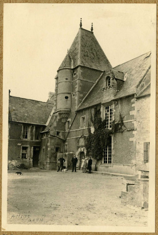 Château de Saint-Aignan-de-Cramesnil (photos 39 et 40).