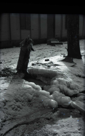 Fontaine devant des baraquements, lieu non localisé (photo n°258)