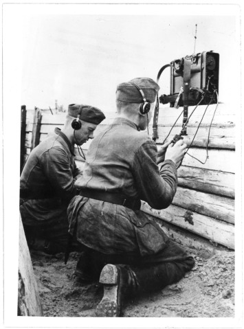 Propagande de l'armée allemande montrant la troupe de radio-transmission en liaison avec leurs points d'appuis voisins - 10Fi/1