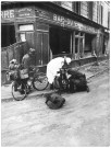 Soldats allemands apportant de l'aide à un civil, rue de la Gare à Caen (photo 183)