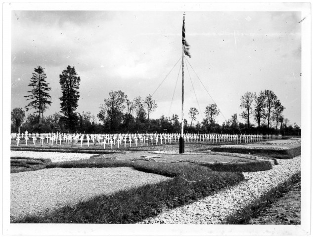 Alignement des tombes de soldats à Tilly-sur-Seulles [photo n°233]