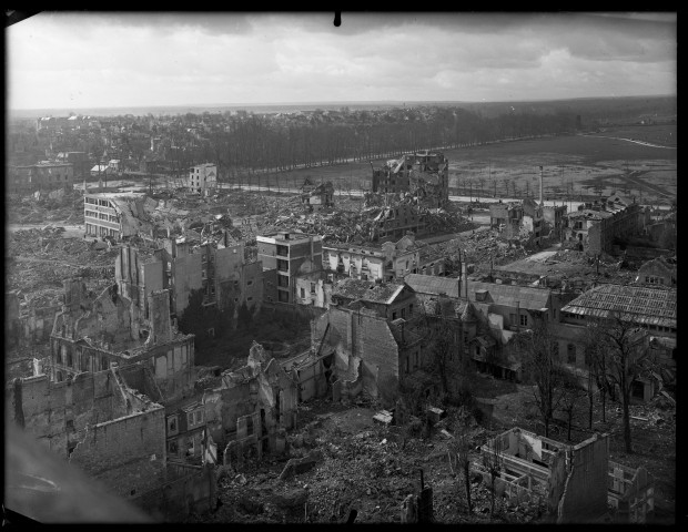 Panorama photographique de Caen en ruines pris depuis le haut de l'église Saint-Jean (photos n°1 à 15)