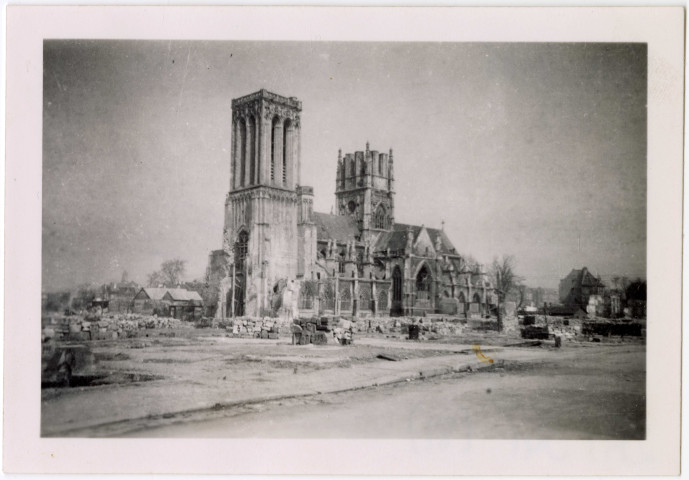 L'église Saint-Pierre et son quartier après les déblaiements ; Vue sur une église avec monuments détruits autour (lieu non identifié) ? (photos n°81 et 82)