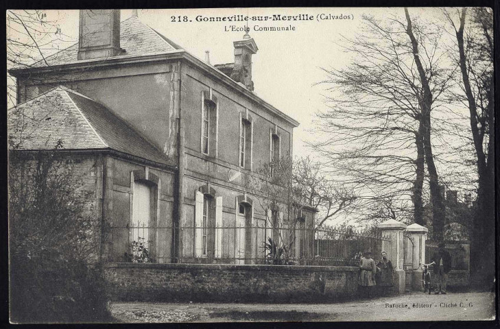 Gonneville-en-Auge : Ecole communale (n°1) ; Tableau de l'église (n°2 - 4) ; Château (n°5)