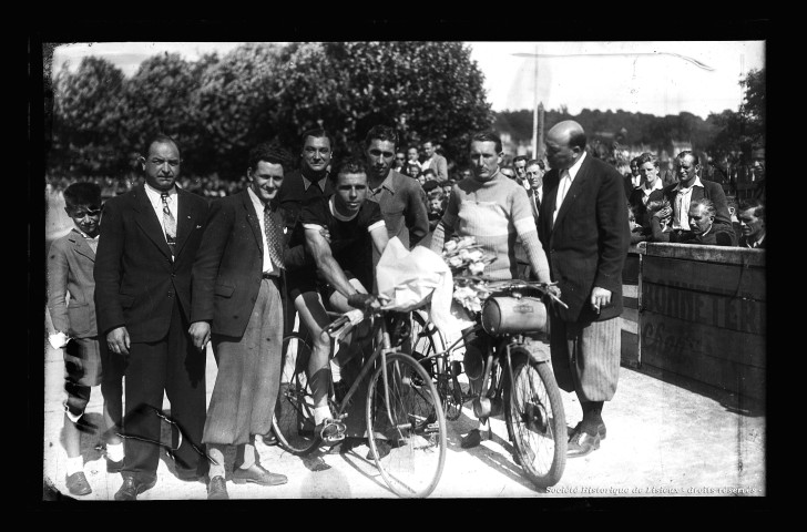 Courses de vélos et de motos au vélodrome de Lisieux (photos n°1812 à 1822)