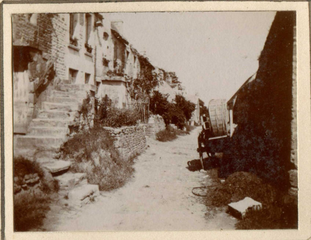 Paysanne, ferme, cycliste, bords de l'eau (tirages n°244 à 250 et négatifs n°96 à 99, 340, 341)