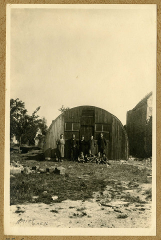 Baraquements provisoires en bois : "tonneau" (en demi-lune) et baraque en bois (photos 6 et 26).