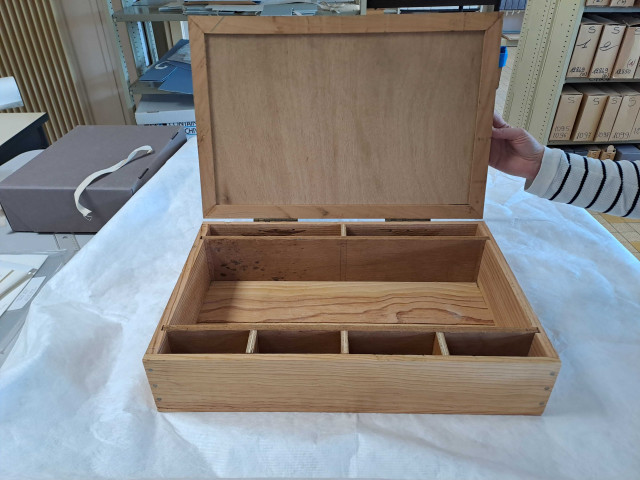 Boite en bois conçue par Jean Douesnel dans laquelle il avait rangé le fonds photographique d'André Dangoisse