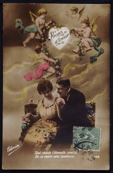 Deux amoureux sont assis, l'homme tient la jeune femme par l'épaule en l'enlassant dans le dos.