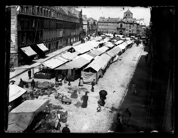 Place Saint-Sauveur et marché (photos n°33, 36, 38)