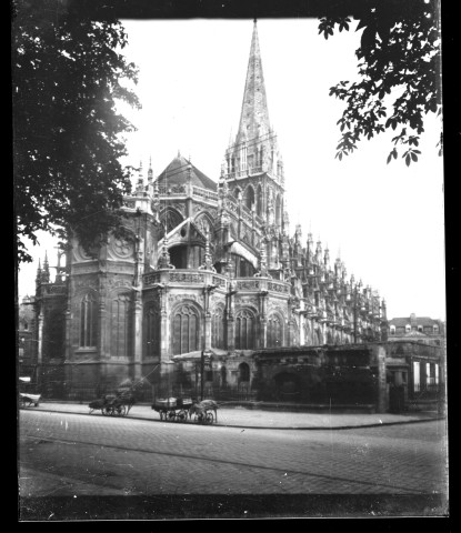 Centre ville autour de l'église Saint-Pierre et rue Froide (photos n°13 à 22, 111)