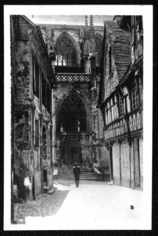 Reproductions de photographies de Lisieux (avant 1944) et de Villers-sur-Mer (vers 1945 ?), et deux portraits