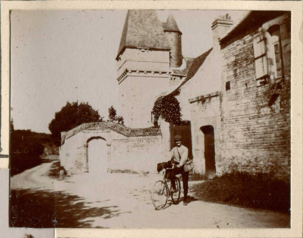 Paysanne, ferme, cycliste, bords de l'eau (tirages n°244 à 250 et négatifs n°96 à 99, 340, 341)