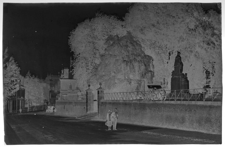 Lisieux : jardin de l'évêché, banque, poste, cathédrale, carmel, collections et documents anciens exposés, centre ville, maisons anciennes à pans de bois, commerces, église Saint-Jacques, gare du Grand Jardin, hôtel Le Mercier, vues, Poste, jardin, place Le Hennuyer, rivières dont la Touques, collège de jeunes filles, châteaux, manoirs, Halle au beurre, monument aux morts, buffet de la gare (photos n°1 à 113)